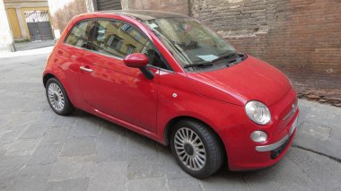 Siena, İtalya - Nisan 2016 yaklaşık: şehir merkezinde bir sokakta park edilmiş kırmızı Fiat 500 araba (yeni sürüm)