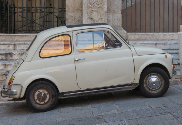 Cagliari Itália Circa Setembro 2013 Carro Fiat 500 Estacionado Uma — Fotografia de Stock