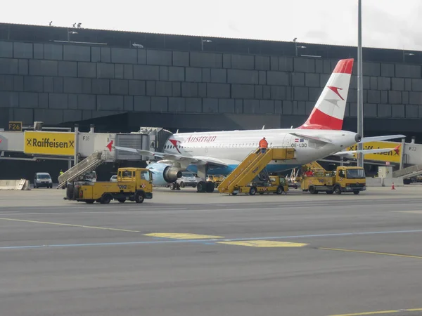 维也纳施韦夏特 奥地利 2014 奥地利航空飞机在机场 — 图库照片