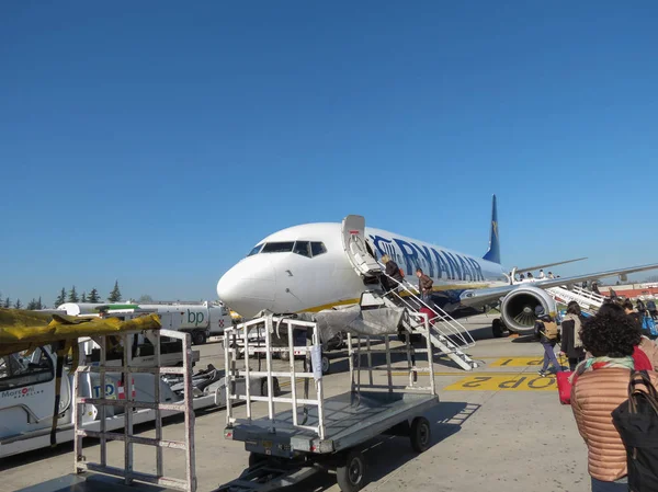 Bologna Italien Circa April 2018 Ryanair Boeing 737 800 Ombordstigning — Stockfoto