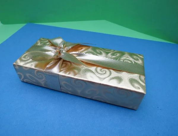 Een Elegante Geschenkverpakking Blauwe Achtergrond — Stockfoto