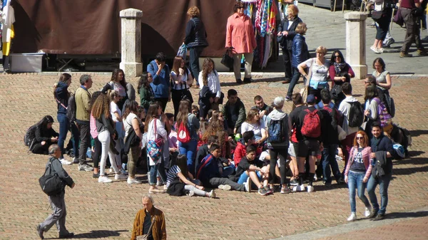 Siena Italia Circa Abril 2016 Escolares Identificados Reúnen Plaza Principal — Foto de Stock