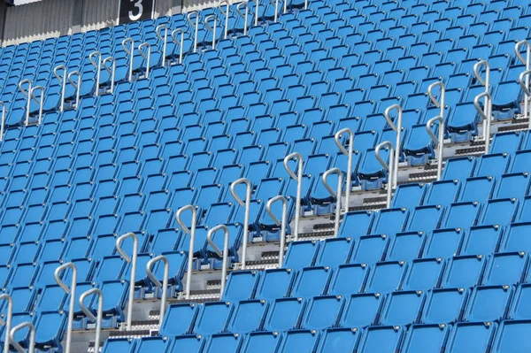 Boş seyirci mavi stadyumun plastik koltuk