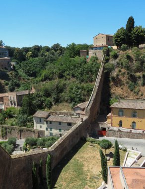 Siena, İtalya - Ortaçağ şehir surları detayını eski şehir merkezinin görünümü