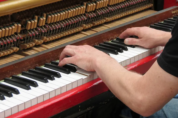 Két Kézzel Játszik Egy Pianínó Részlete — Stock Fotó