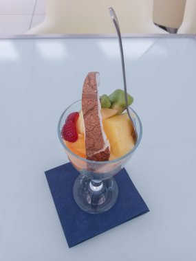 tropikal meyve salatası kaşık ile bir fincan