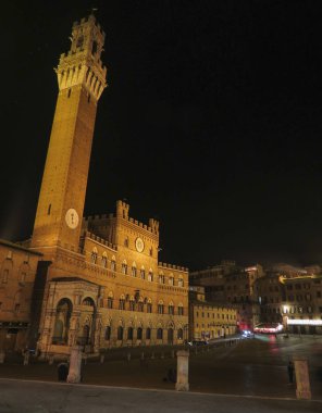 Siena, İtalyan Ortaçağ kasabası - Piazza del Campo gece