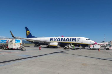 Orio Al Serio, Bergamo, İtalya - Eylül 2015 - yaklaşık Ryanair uçak Boeing 737-800 yatılı için Havaalanı hazır Park