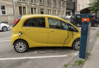 Kopenhag, Danimarka - Haziran 2016 yaklaşık: Mitsubishi elektrikli otomobil sokakta şarj sarı