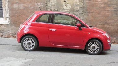 Siena, İtalya - Nisan 2016 yaklaşık: kırmızı Fiat 500 araba (yeni sürüm) park etmiş bir sokakta şehir merkezinde