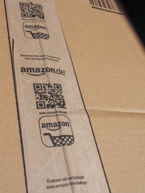 Londra, İngiltere - Ocak 2016 yaklaşık: Kahverengi karton yapışkan bant üzerinde Amazon logolu oluklu