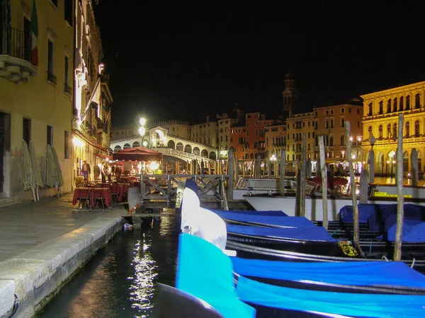 Gondoler Nära Rialtobron Venedig Natt — Stockfoto