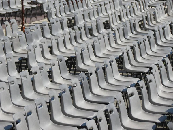 Perspectief Van Een Publiek Met Lege Plastic Stoelen — Stockfoto