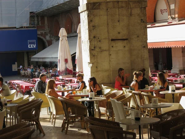 Treviso Italy Circa July 2014 Customers Sitting Outdoor Cafe Piazza — Stock Photo, Image