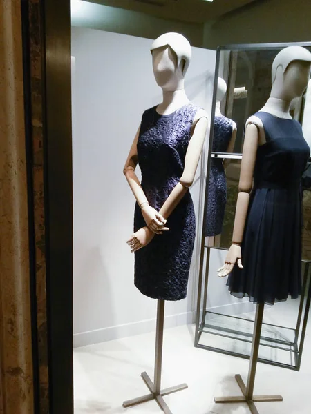 意大利米兰 2014年5月 时尚时尚商店在市中心陈列高女装服装 意大利在全世界著名 — 图库照片