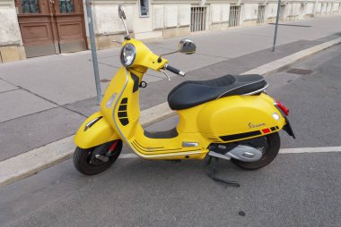 Vienna, Avusturya - Eylül 2018 yaklaşık: sarı İtalyan Vespa scooter motosiklet