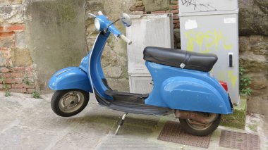 Arezzo, İtalya - Nisan 2016 yaklaşık: 1960'larda için geri kalma İtalyan Vespa scooter sokakta park edilmiş