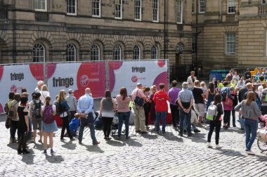 Edinburgh, İskoçya, İngiltere - yaklaşık Ağustos 2015: Fringe sokak festivali kişilik bir kalabalık