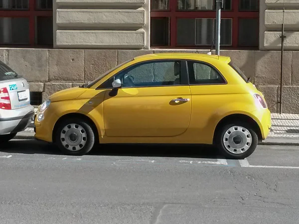 Prague República Checa Circa Junho 2015 Carro Amarelo Fiat 500 — Fotografia de Stock