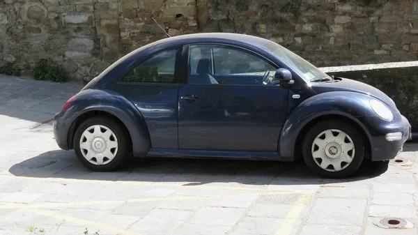 Arezzo Itália Circa Abril 2016 Carro Azul Volkswagen New Beetle — Fotografia de Stock