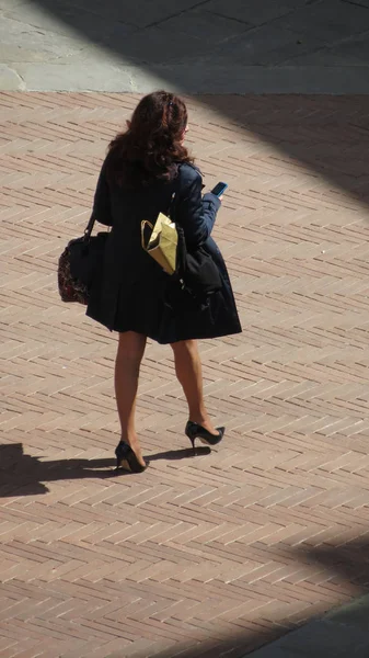 Arezzo Italia Circa Abril 2016 Dama Tacón Alto Identificada Cruzando — Foto de Stock