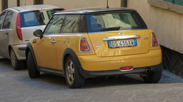 Arezzo Itália Circa Abril 2016 Mini Carro Amarelo Com Teto — Fotografia de Stock