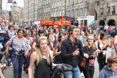 Edinburgh, İskoçya, İngiltere - yaklaşık Ağustos 2015: Royal Mile Edinburgh ana cadde üzerinde saçak sokak festivali sessiz bir disko performans insan kalabalığı