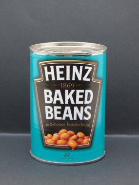 Londra, İngiltere - Eylül 2018 yaklaşık: Heinz pişmiş fasulye lezzetli domates soslu