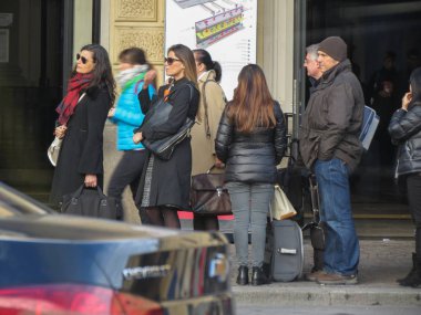 Bologna, İtalya - Kasım 2014 yaklaşık: insanlar kuyruk ana tren istasyonu önünde