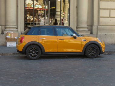 Florence, İtalya - Temmuz 2016 yaklaşık: şehir merkezinin bir sokakta park edilmiş sarı turuncu Mini Cooper araba