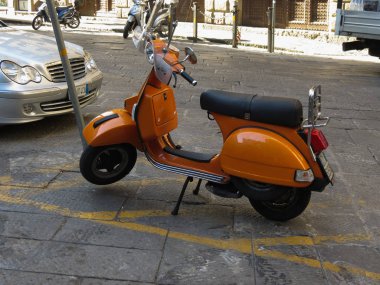 Florence, İtalya - Temmuz 2016 yaklaşık: sokakta park edilmiş turuncu Piaggio Vespa motosiklet