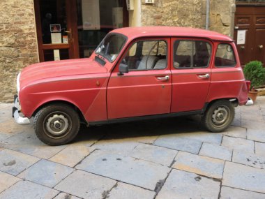 Volterra, İtalya - yaklaşık Aralık 2014: Ortaçağ şehir merkezinin bir sokakta park edilmiş kırmızı Renault 4 araba