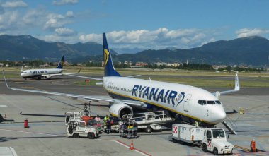 Orio Al Serio, Bergamo, İtalya - Eylül 2015 yaklaşık: Havaalanı hazır yatılı için Ryanair uçak Boeing 737-800 Park