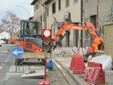Siena, İtalya - yaklaşık Aralık 2014: yol inşaat alanında caterpillar, trafik işaretleri ve trafik ışığı