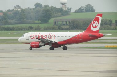 Viyana Schwechat, Avusturya - Ekim 2015 yaklaşık: Airberlin uçak pist üzerinde