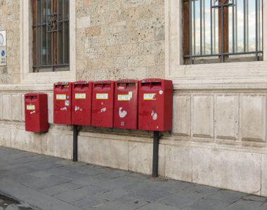 Siena, İtalya - 19 Aralık 2014: satır mektup kutusu posta kutusu posta göndermek için