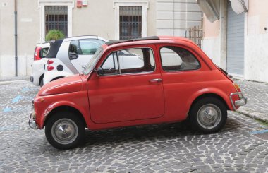Viterbo, İtalya - Ekim 2015 yaklaşık: kırmızı Fiat 500 şehir merkezinde bir meydanında Park
