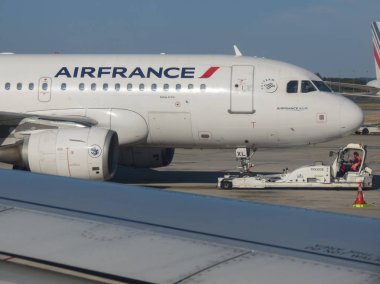 Paris, Fransa - Ağustos 2018 yaklaşık: Paris Charles De Gaulle Havaalanı'nda Taksilemek sırasında hava Fransa Airbus A319