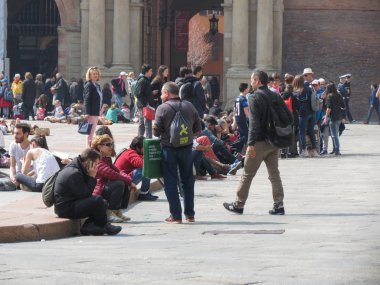 Bologna, İtalya - Nisan 2018 yaklaşık: oturan ve üniversite bölgesinde gezinme öğrenciler