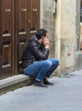 Florence, İtalya - Nisan 2016 yaklaşık: tanımlanamayan adam cep telefonundan bahsediyoruz