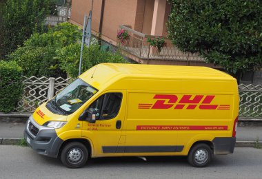 Milan, İtalya - yaklaşık Ağustos 2015: Dhl van bir sokakta park edilmiş. DHL üzerinde 285.000 çalışanları ile 220 ülkede faaliyet bir dünya geniş kurye şirketidir