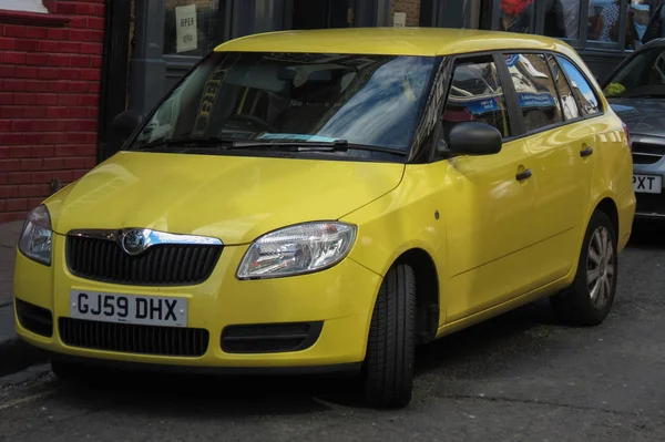 York Reino Unido Circa Agosto 2015 Carro Amarelo Skoda Fabia — Fotografia de Stock