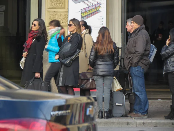 Бологда Италия Ноябрь 2014 Люди Собрались Перед Центральным Железнодорожным Вокзалом — стоковое фото