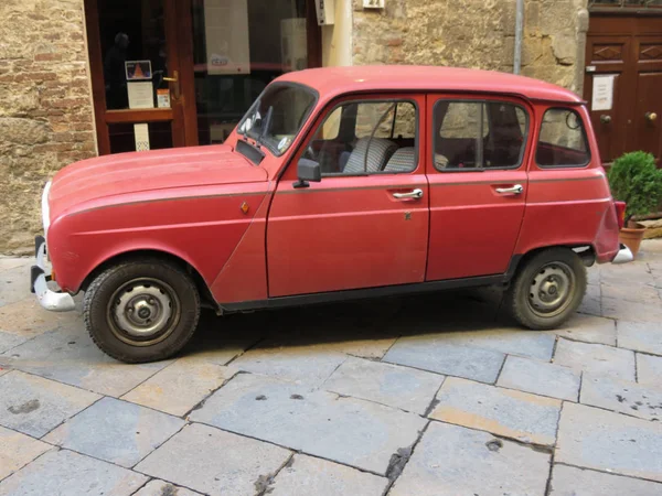Volterra Itália Circa Dezembro 2014 Carro Renault Vermelho Estacionado Uma — Fotografia de Stock