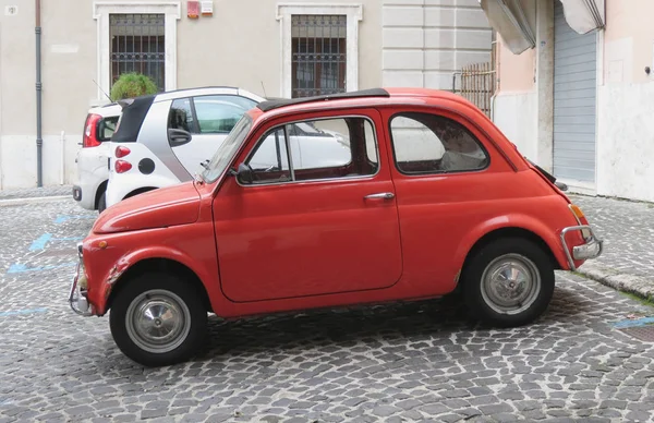 Viterbo Italien Oktober 2015 Roter Fiat 500 Geparkt Auf Einem — Stockfoto