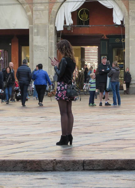 Bologna Italy Circa April 2018 Неопознанная Стильная Женщина Мобильным Телефоном — стоковое фото