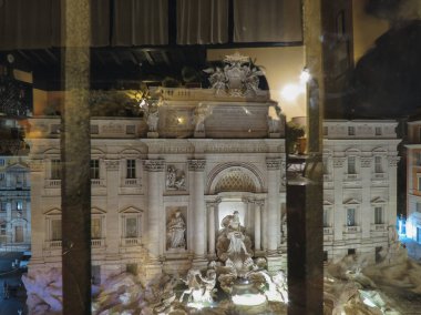 Rome, İtalya - Ekim 2018 yaklaşık: Trevi Çeşmesi (Fontana di Trevi) havadan görünümü gece
