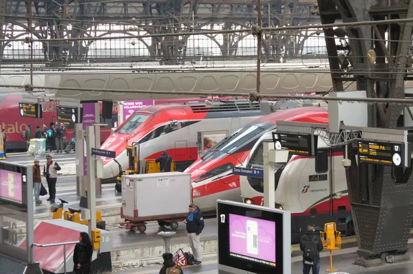 意大利米兰 大约一月 2016年 在米兰的主要火车站 Frecciarossa 高速列车和乘客 — 图库照片