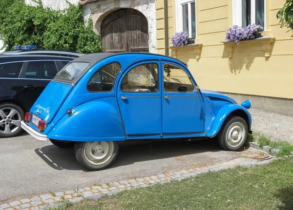奥地利 Poysdorf Circa 2018年6月 蓝色雪铁龙2Cv 汽车停在市中心的一条街道上 — 图库照片