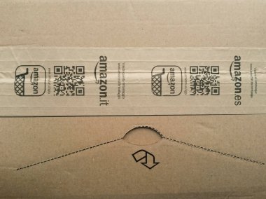 Londra, İngiltere - Kasım 2015 yaklaşık: Kahverengi karton yapışkan bant üzerinde Amazon logolu oluklu